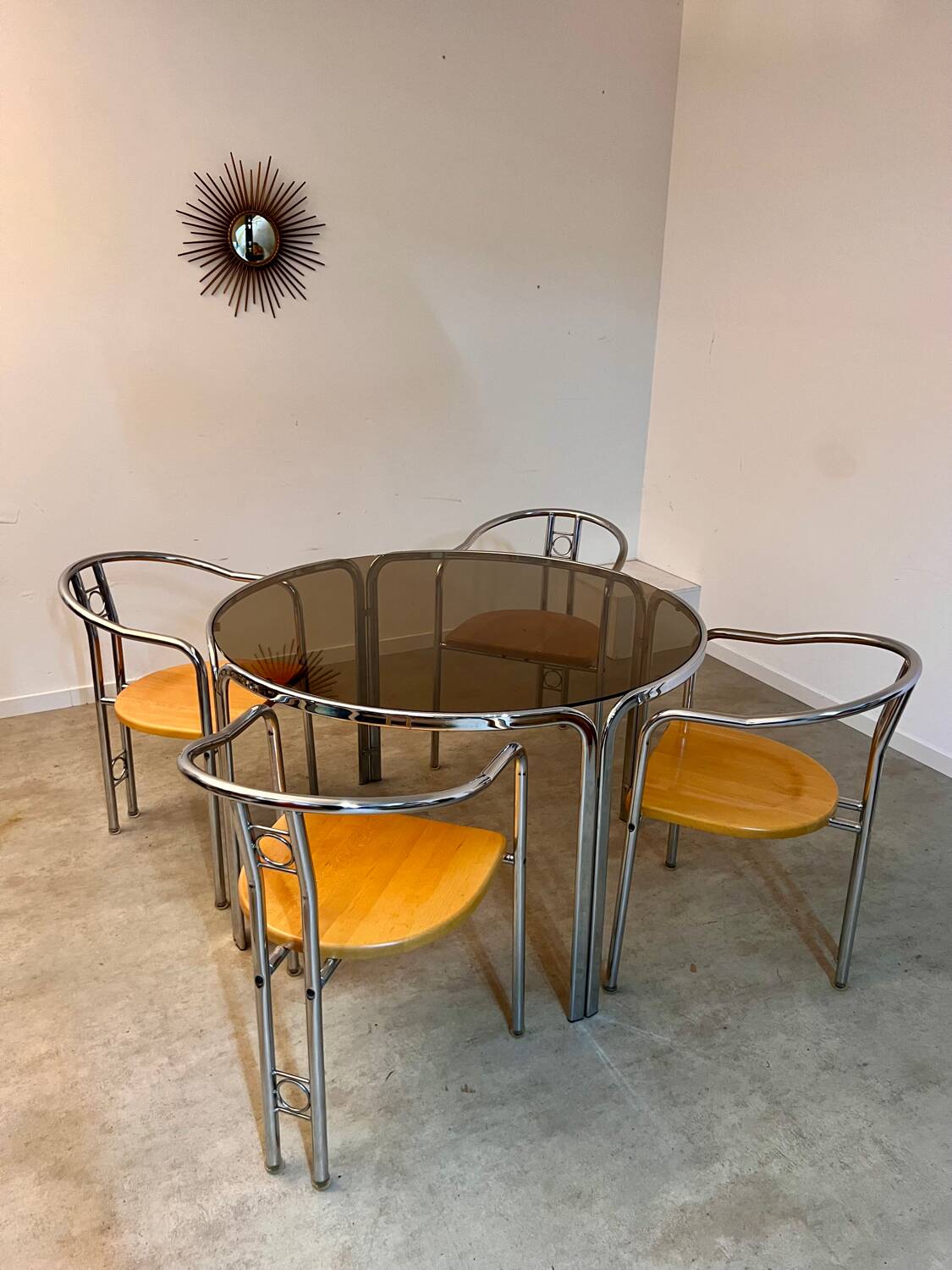 Table ronde vintage tubulaire en métal et verre fumé design année 70