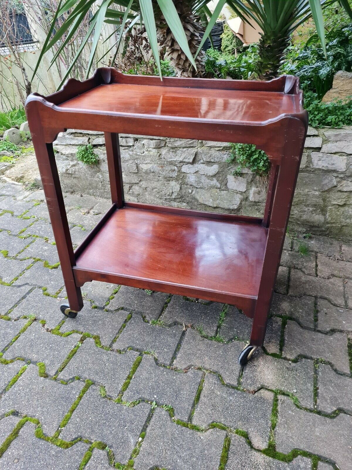 Serving on wooden wheels 30s