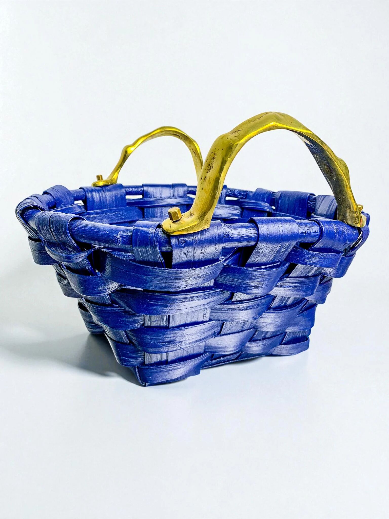 Panier brutaliste large par David Marshall, en rotin bleu cobalt et poignée en bronze, années 1980.