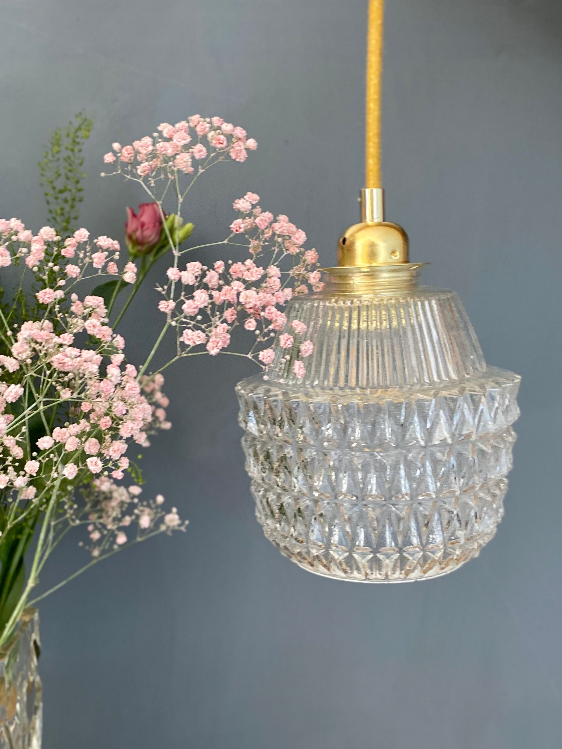 Suspension globe vintage en verre moulé transparent