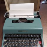 Machine à écrire Olivetti lettera 32