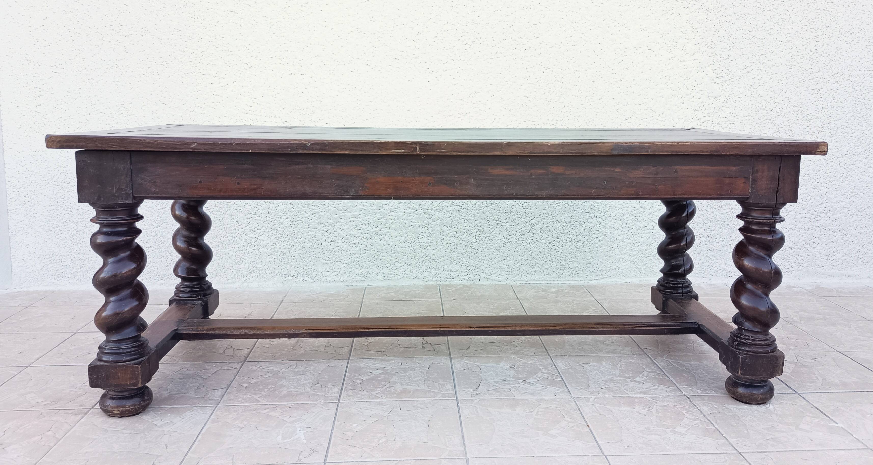 Louis XIII walnut table from the 19th century.