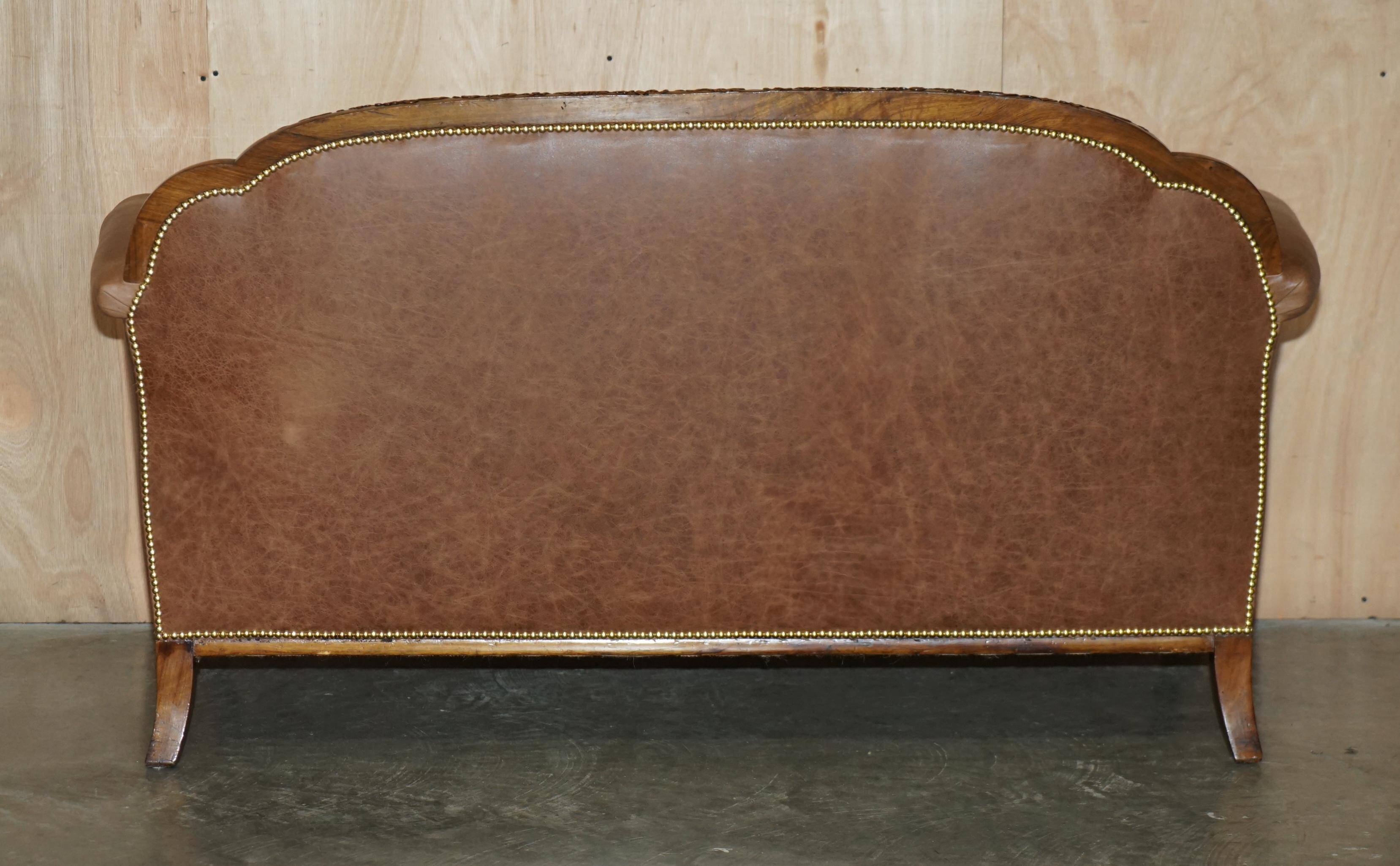 Chesterfield Regency 1810 antique canapé restored in leather with a carved frame.