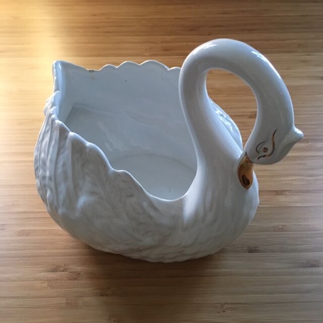 Ceramic swan empty pocket