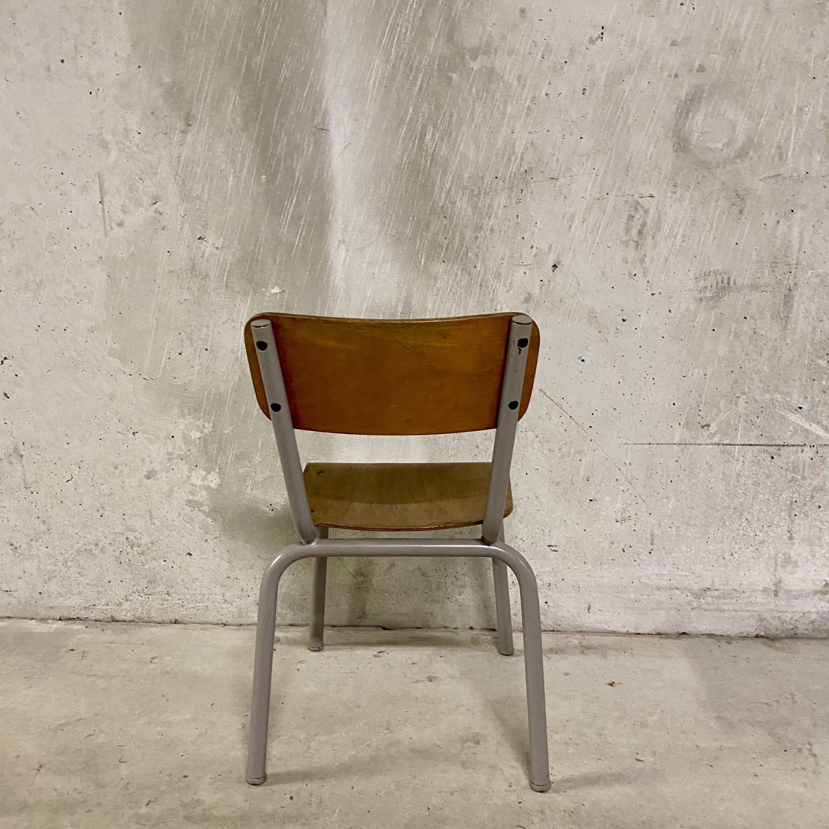 Chaise d'école maternelle