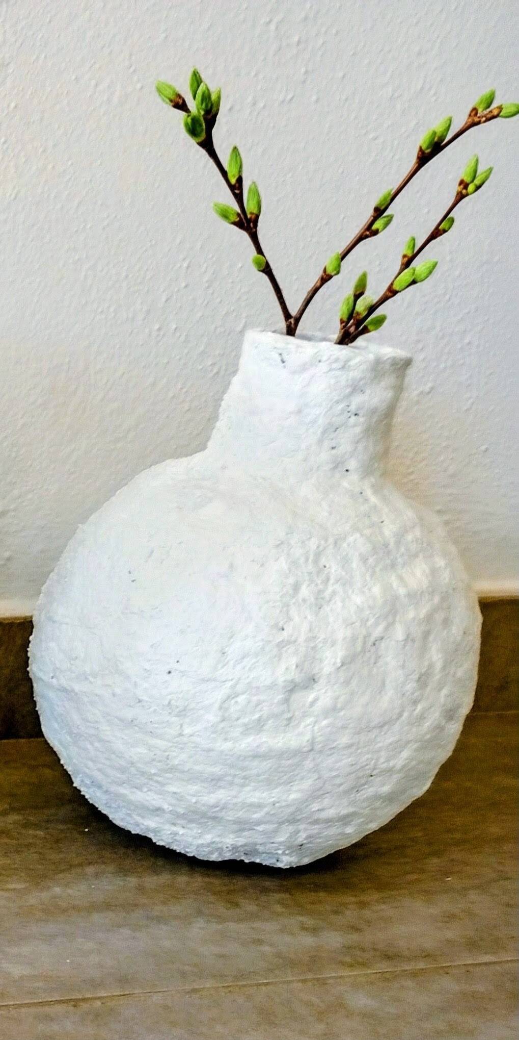 Sculptural vase with a mineral Boho spirit.