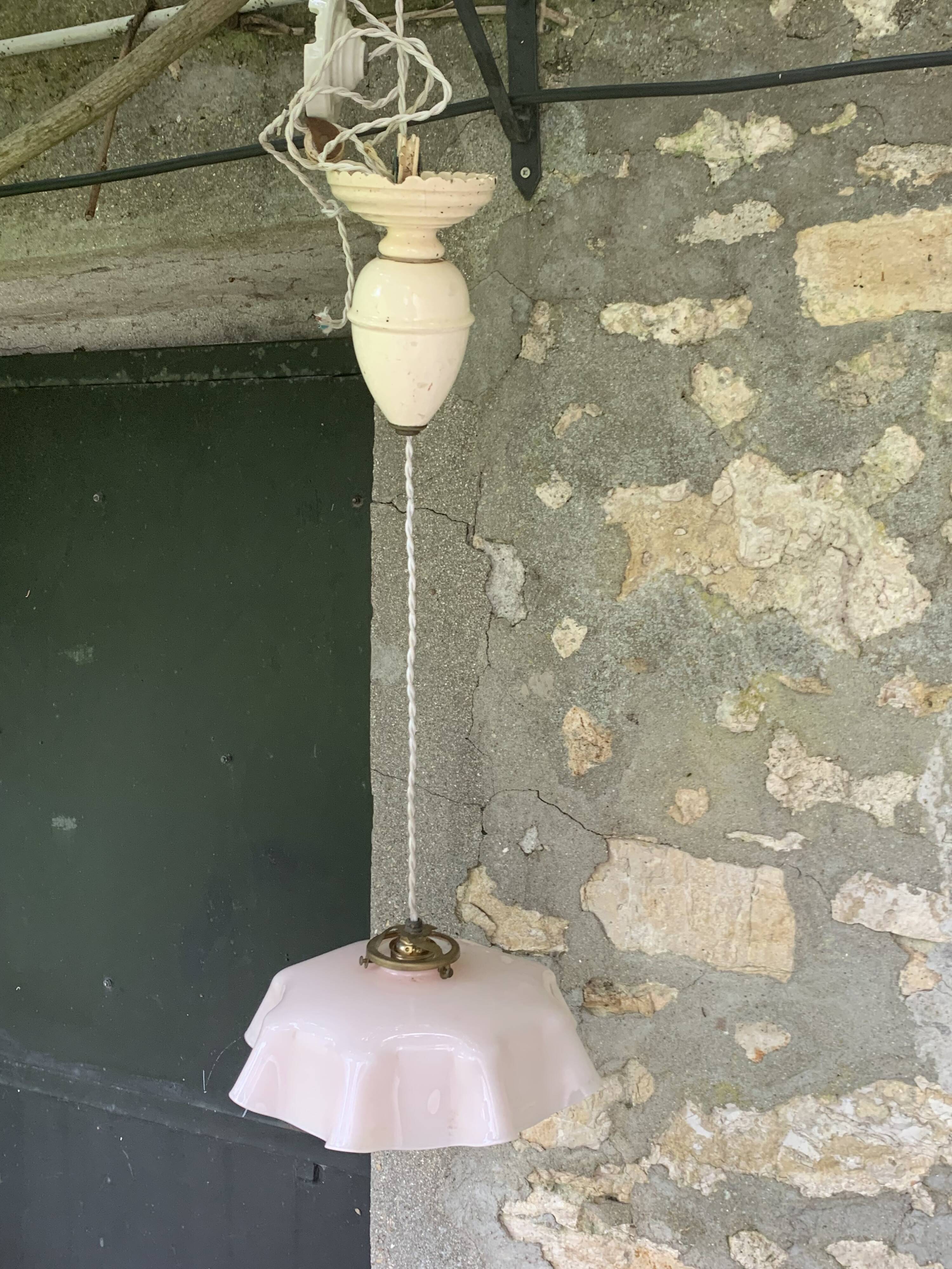 Lustre, suspension en opaline rose et intérieur blanc, complète ancienne