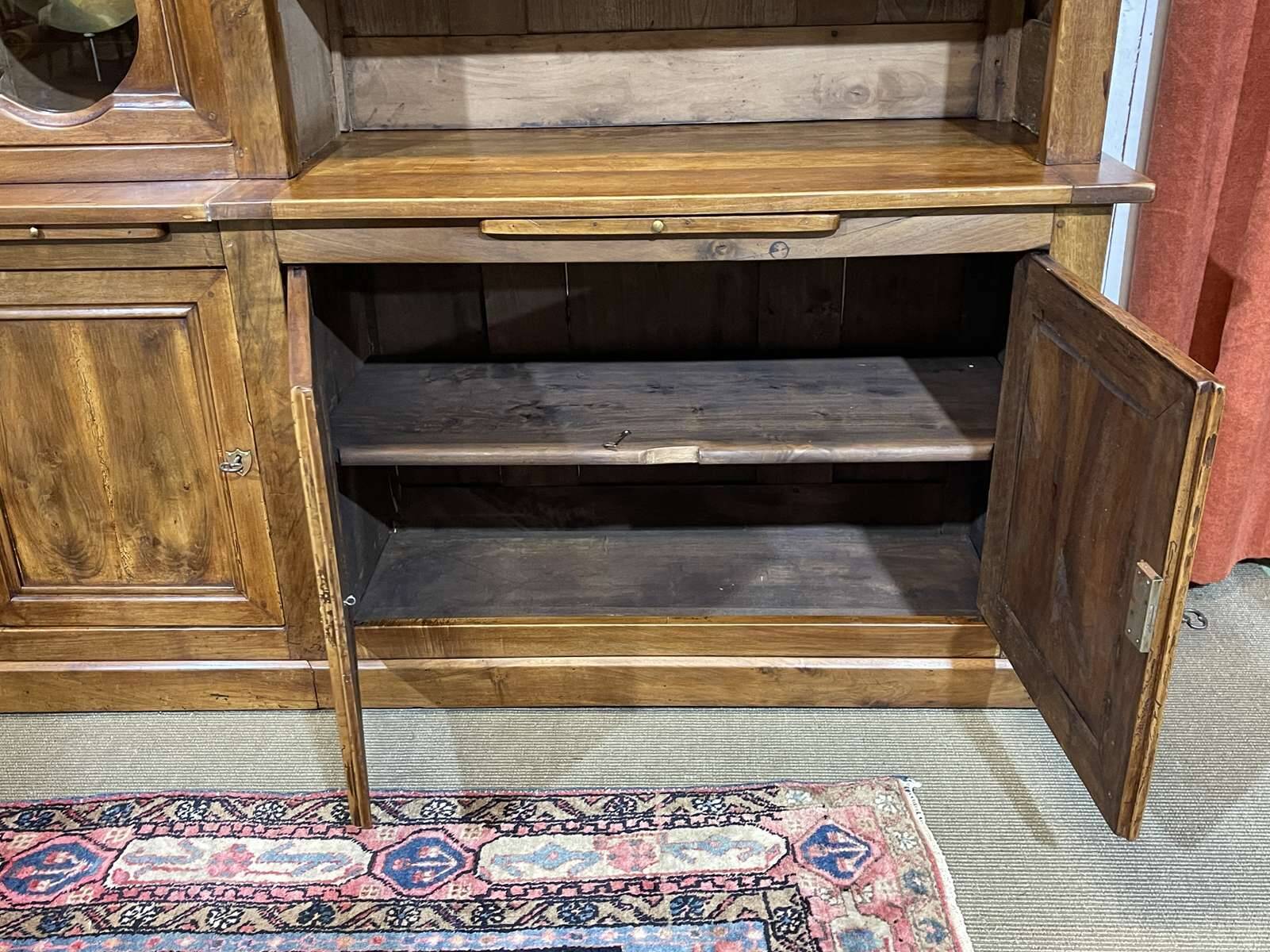 Library in walnut and oak from the early 20th century with its central clock.