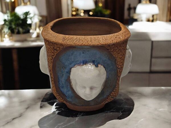 Jardinière en céramique décorée de visages en porcelaine émaillée, 1980