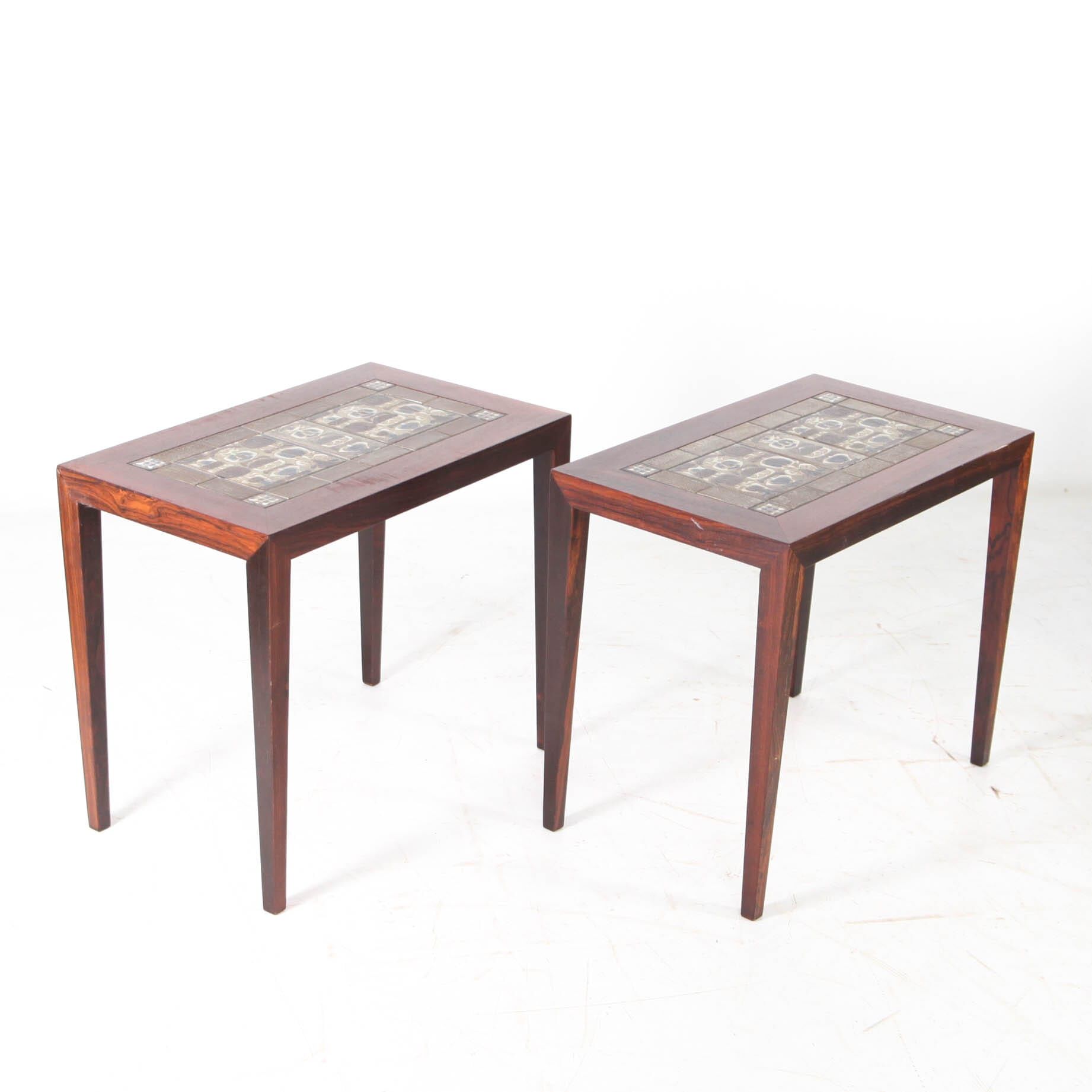 Set of coffee tables in rosewood and ceramic.