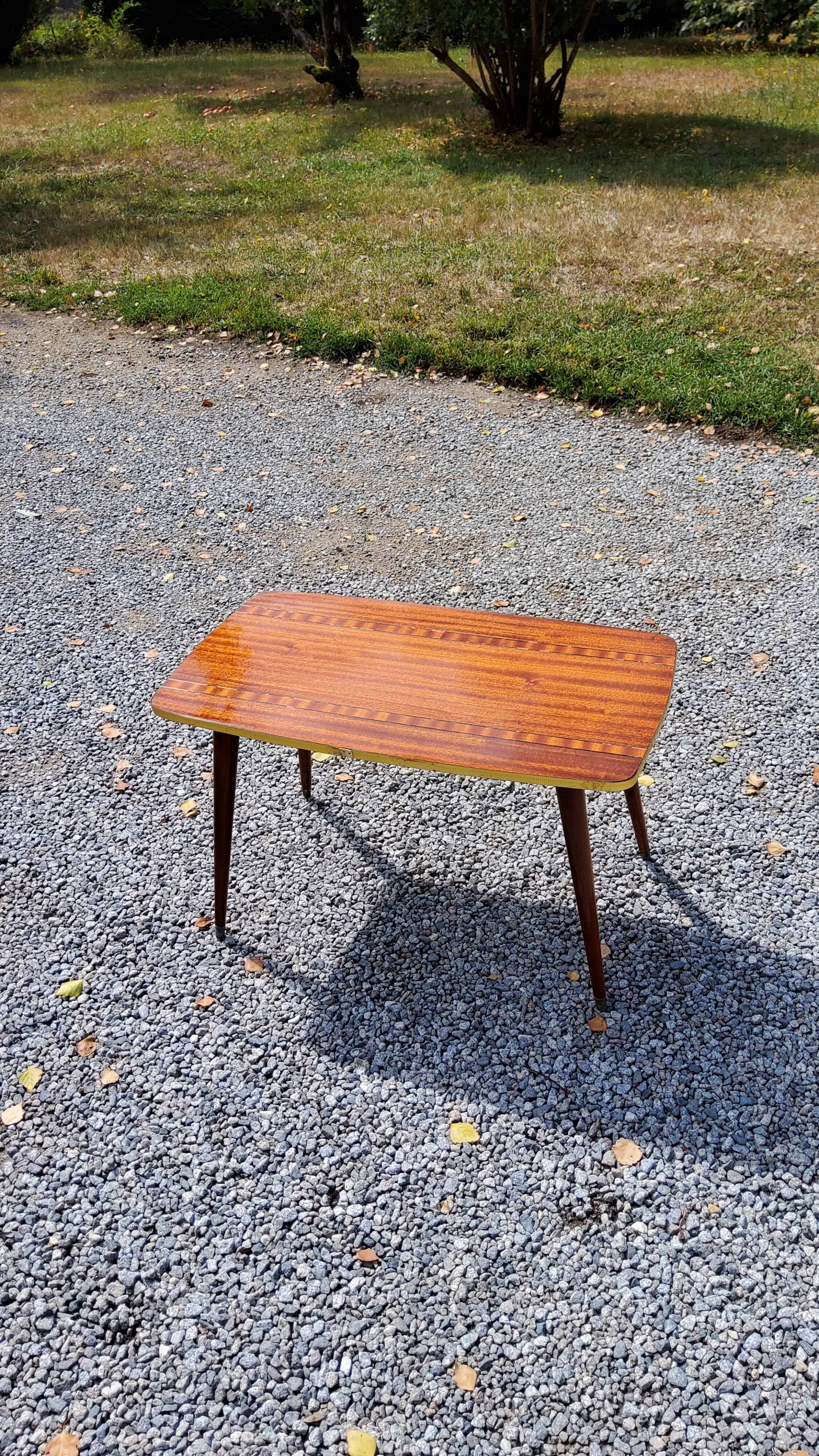Table basse des années 60 en acajou doré pieds compas