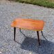 Table basse des années 60 en acajou doré pieds compas