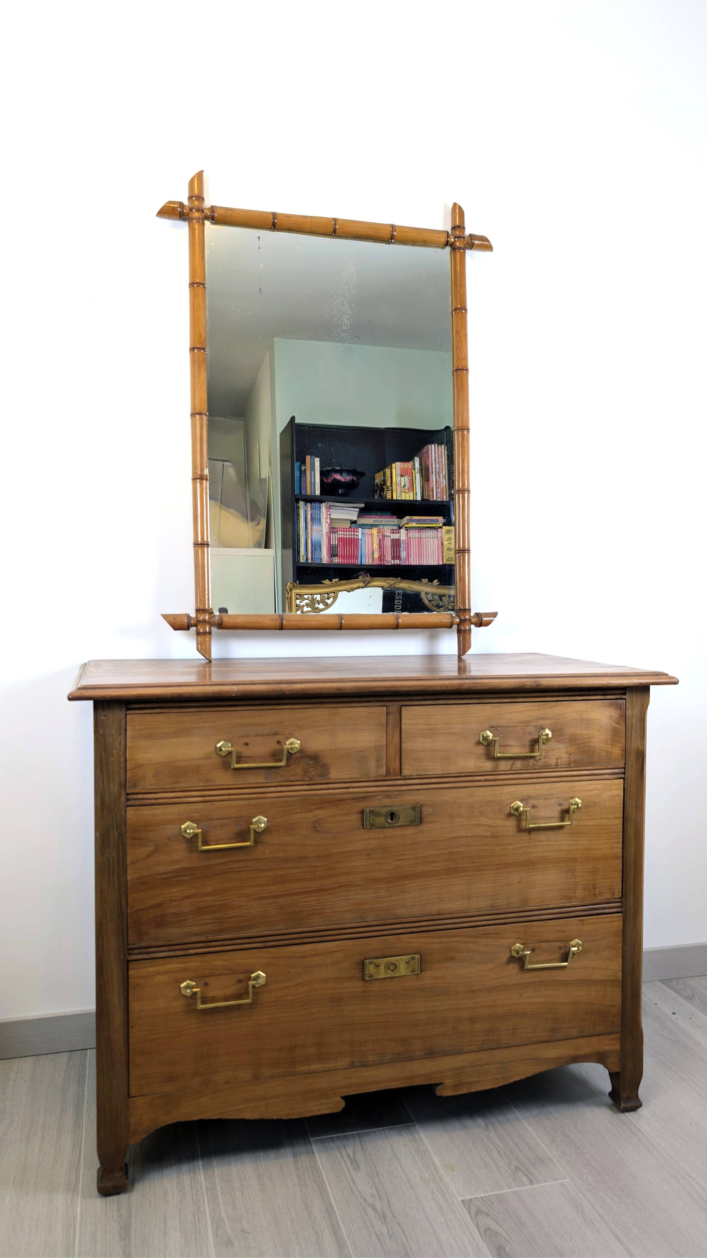 Antique marine chest of drawers in solid wood – charm and maritime spirit