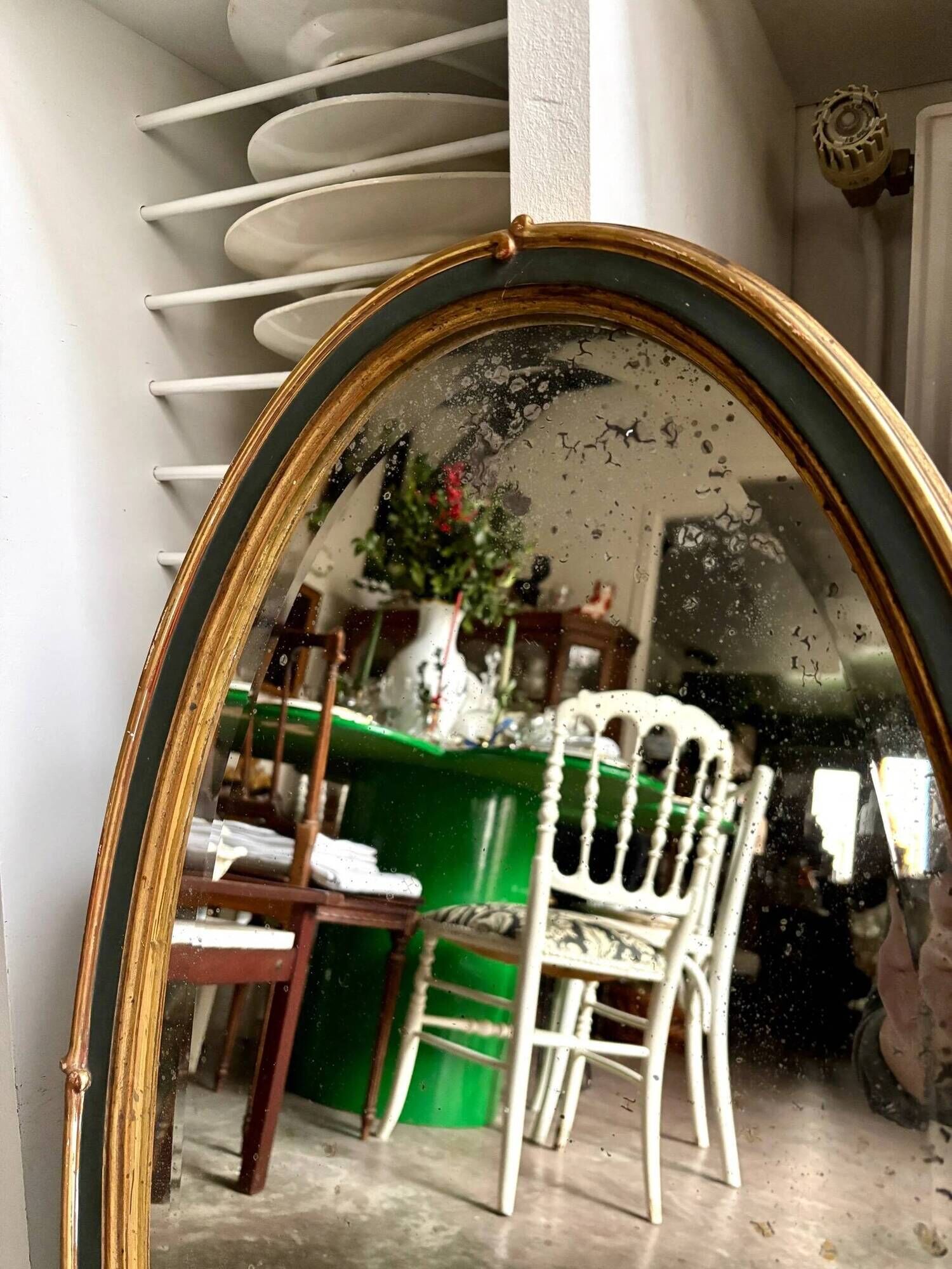 Oval mirror in wood and green and gold stucco, 75 x 42 cm