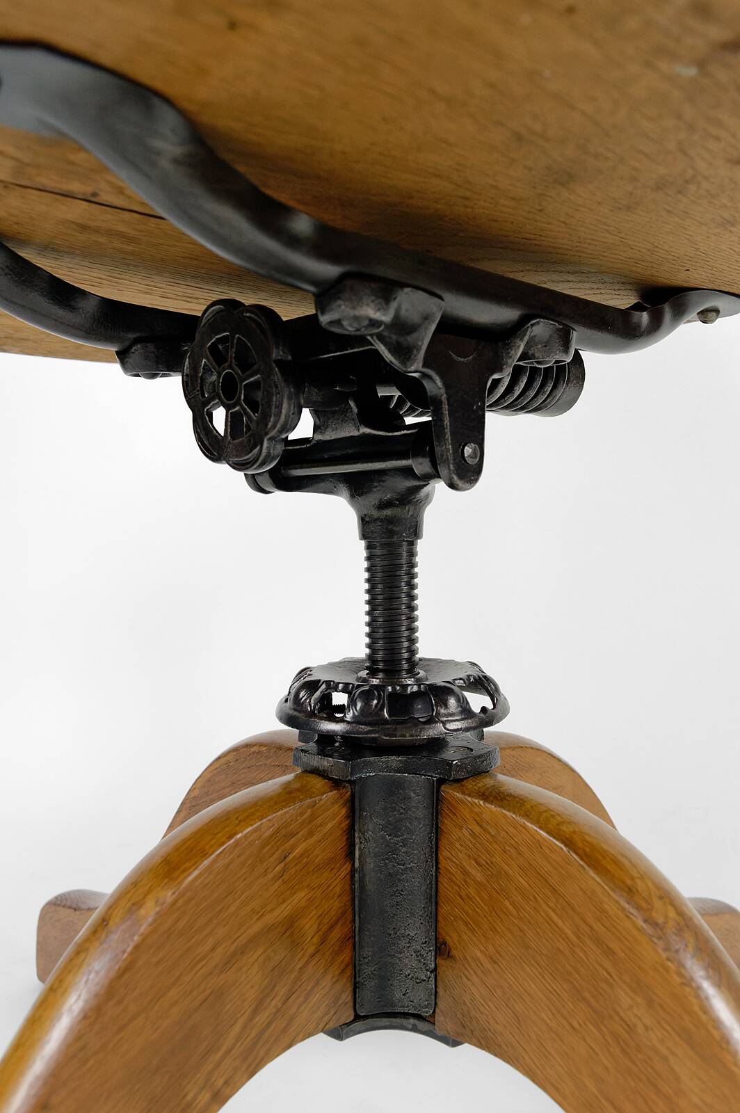 American swivel office armchair in oak, with leather seat, USA, Circa 1900