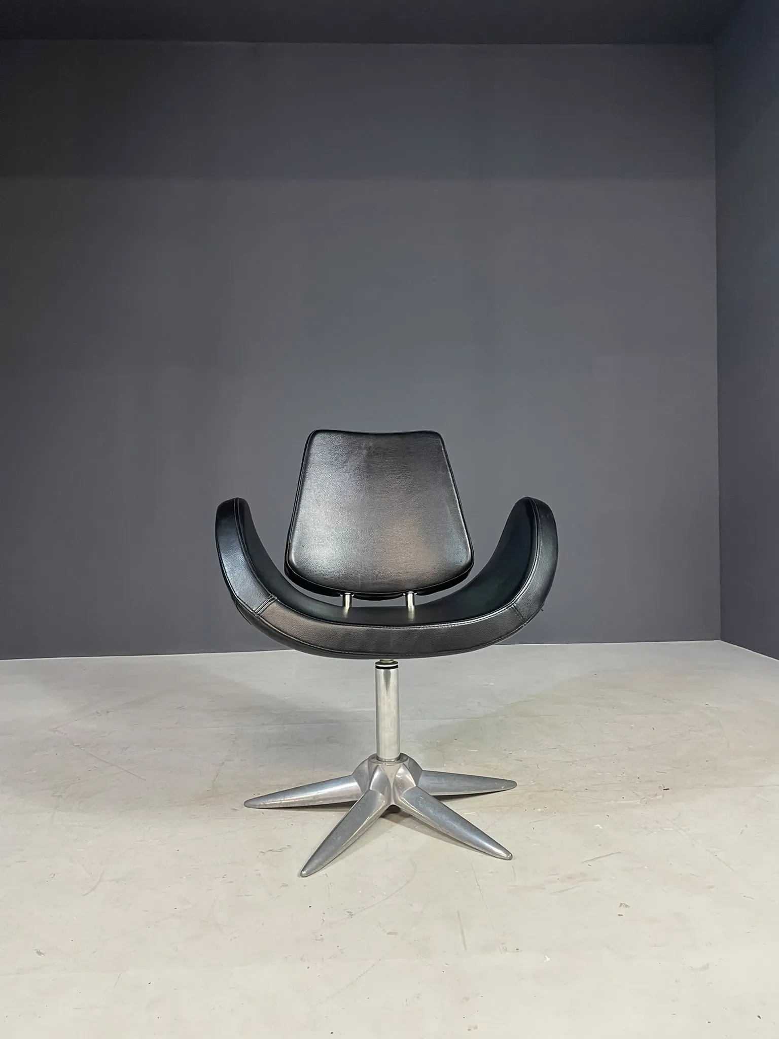 Alipes black swivel salon chair with chrome star base by Giorgetto Giugiaro for Gamma & Bross, Italy, contemporary, 85 × 70 × 60 cm