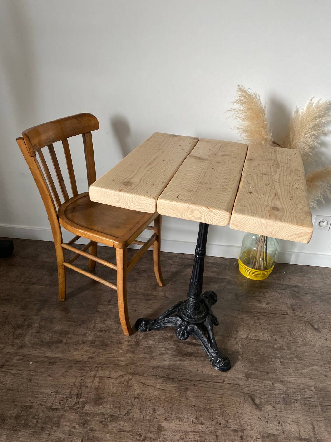 Bistro table with a central cast iron base in industrial style.