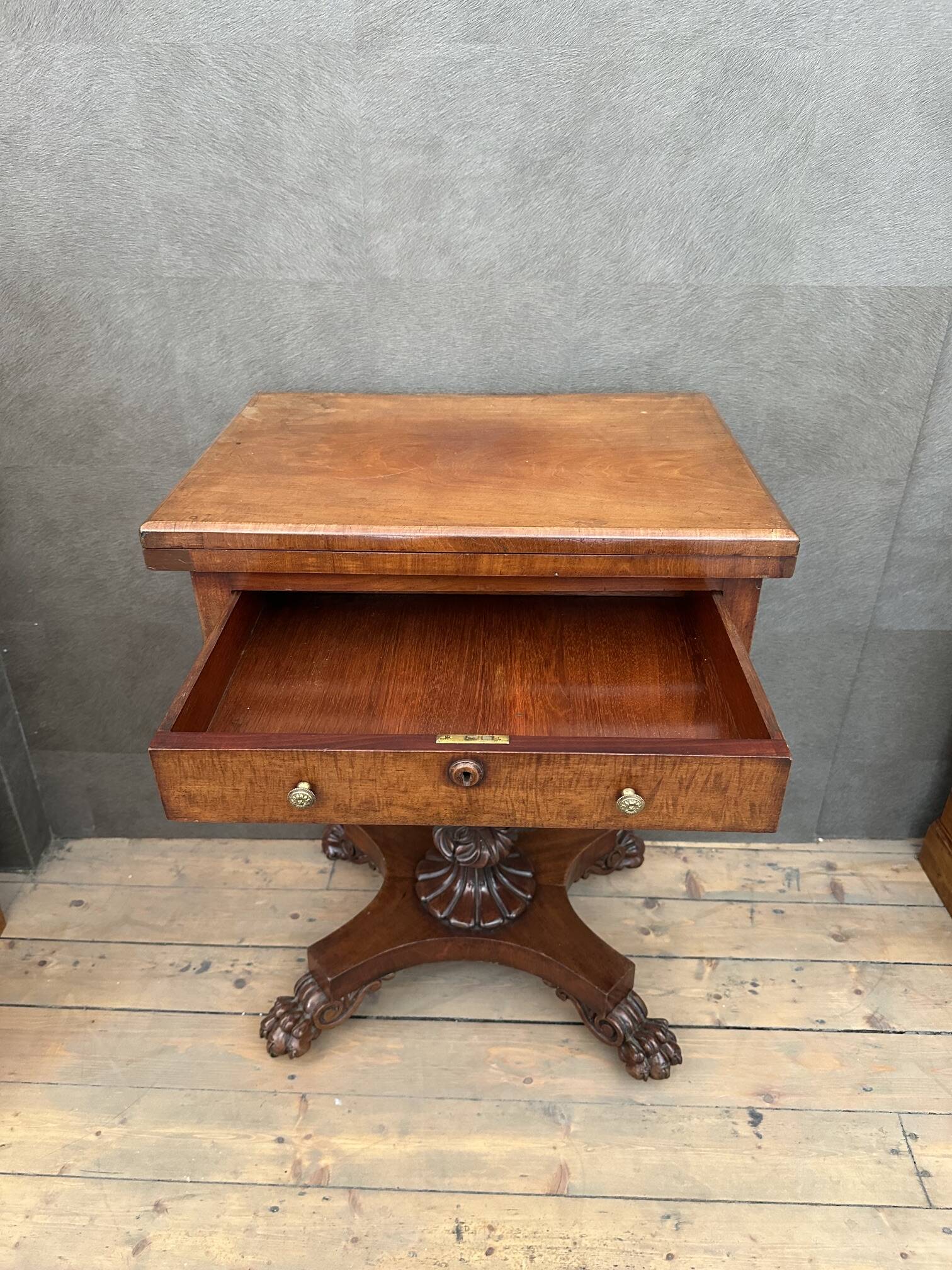 table de couture antique