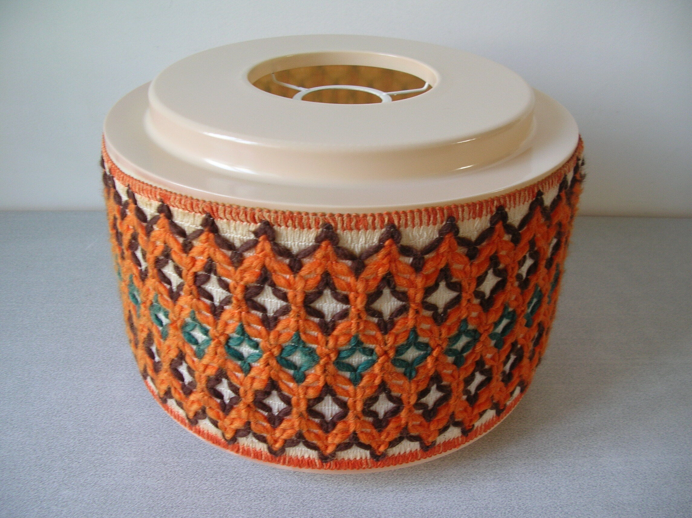 Abat jour de lampe années 1970 en celluloïd pourtour crochet en laine broderie tricot