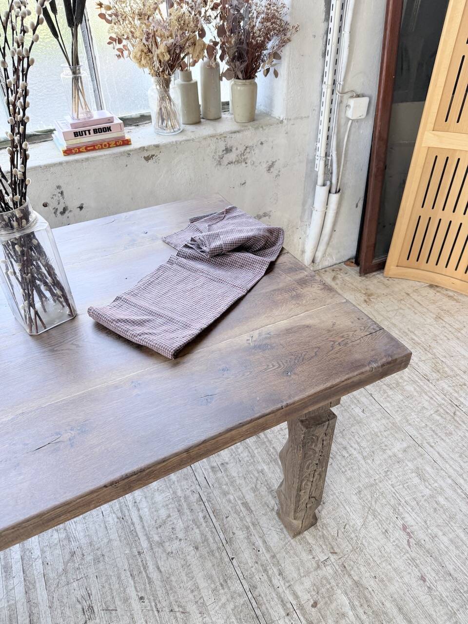 XL farmhouse table in solid oak, brutalist style, 20th century.
