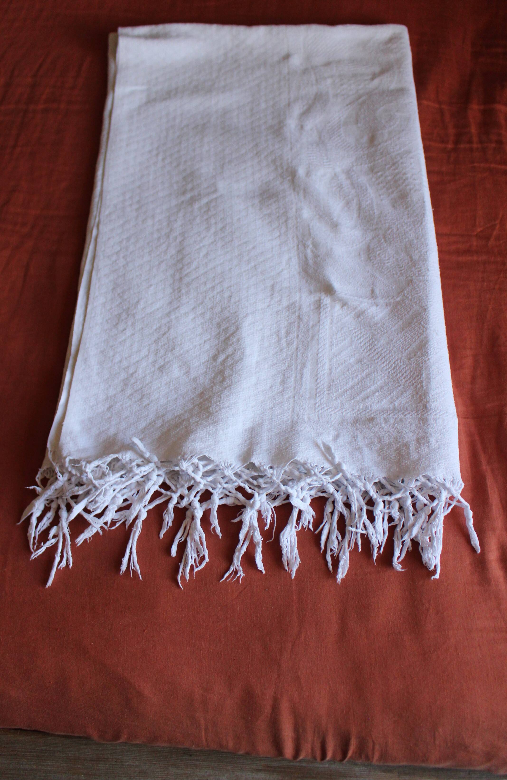 Plaid ancien blanc franges broderies ajourées