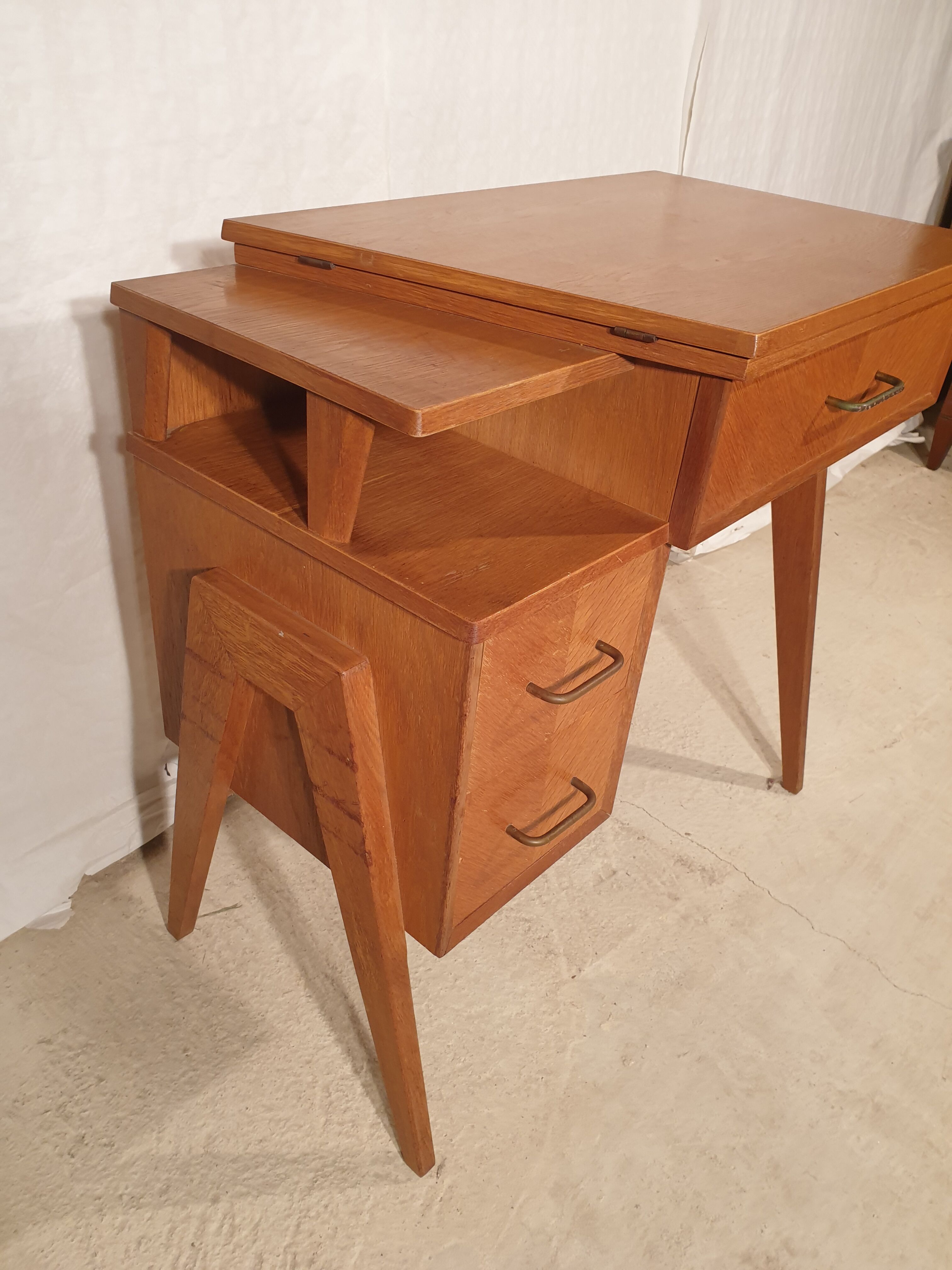 Furniture sewing machine