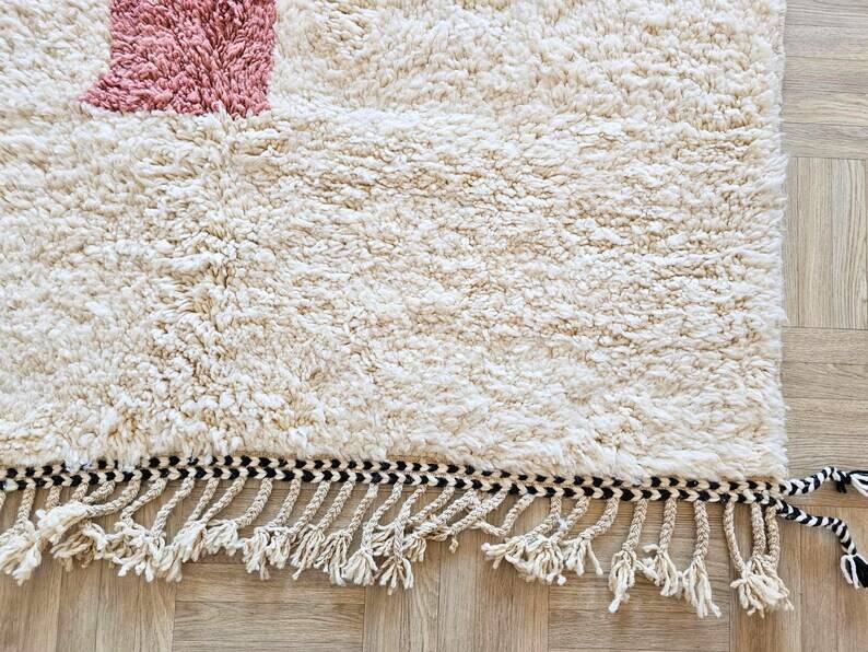 Off-white Moroccan rug with geometric patterns, 250cm x 150cm