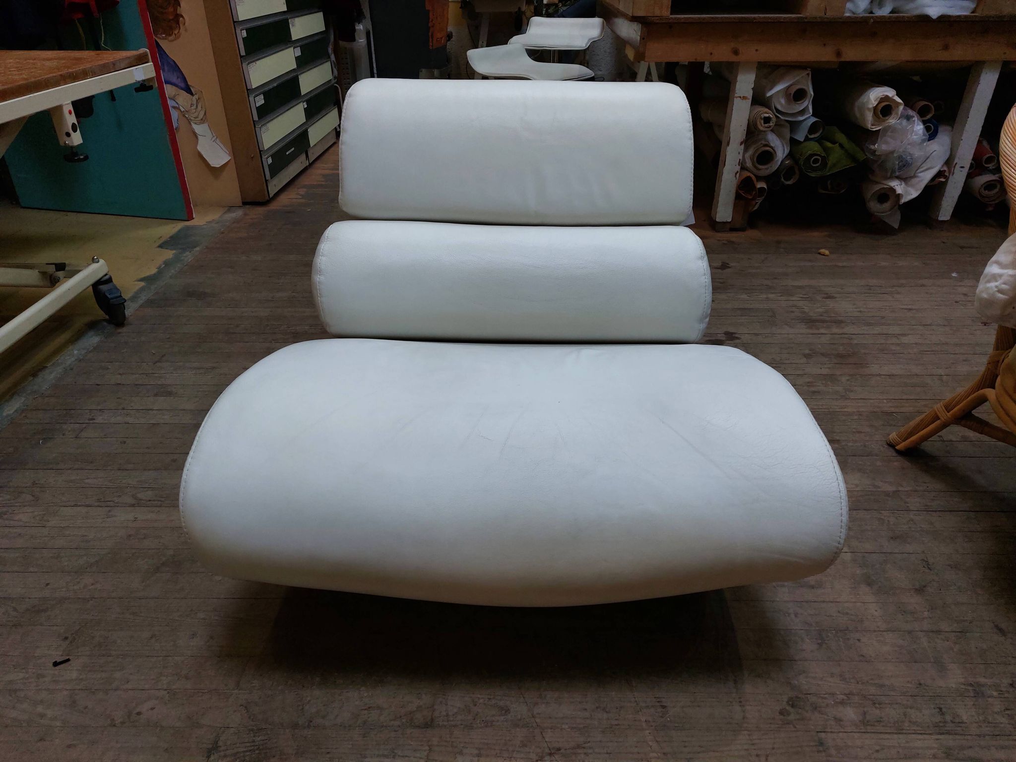 White leather swivel comma armchair by roche bobois - 80s