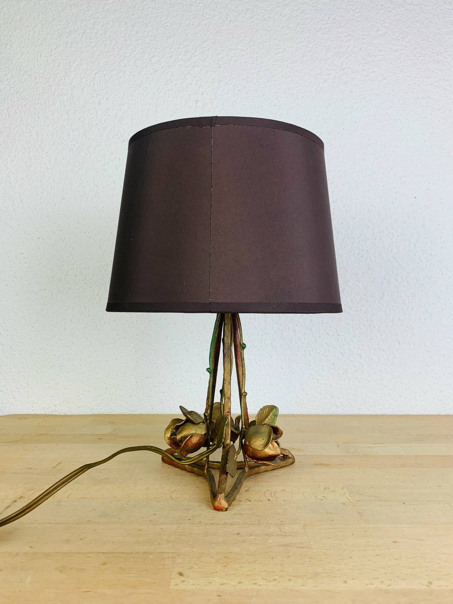 Art Deco lamp in gilded wrought iron with roses