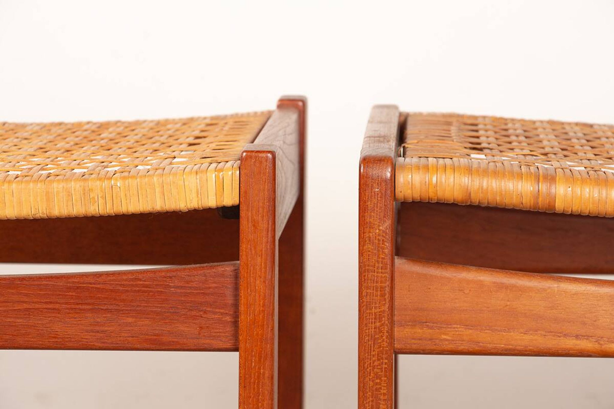 Paire de tabourets Danois en Teck et Cannage par Peter Hvidt 1960.