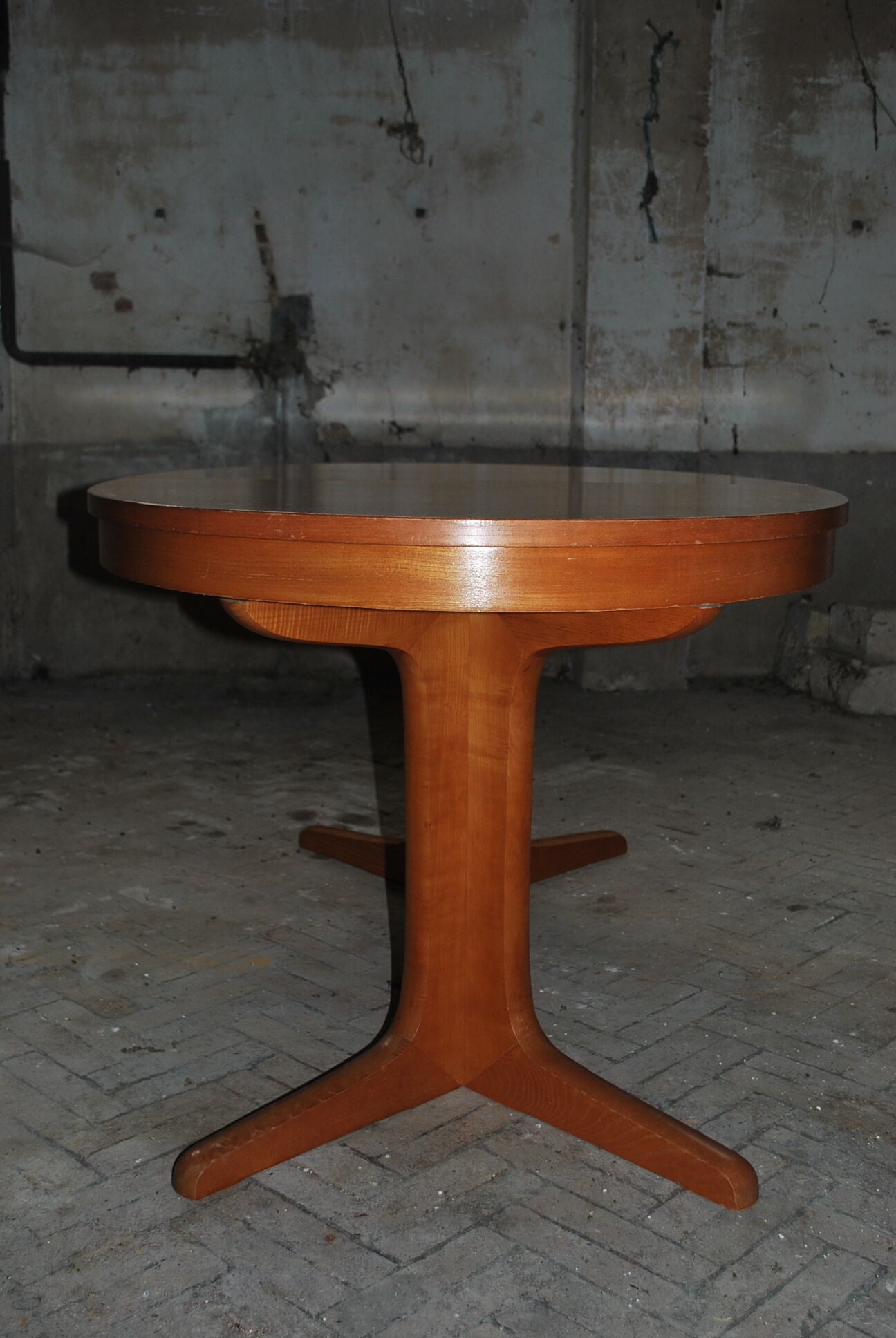 Baumann oval expandable table