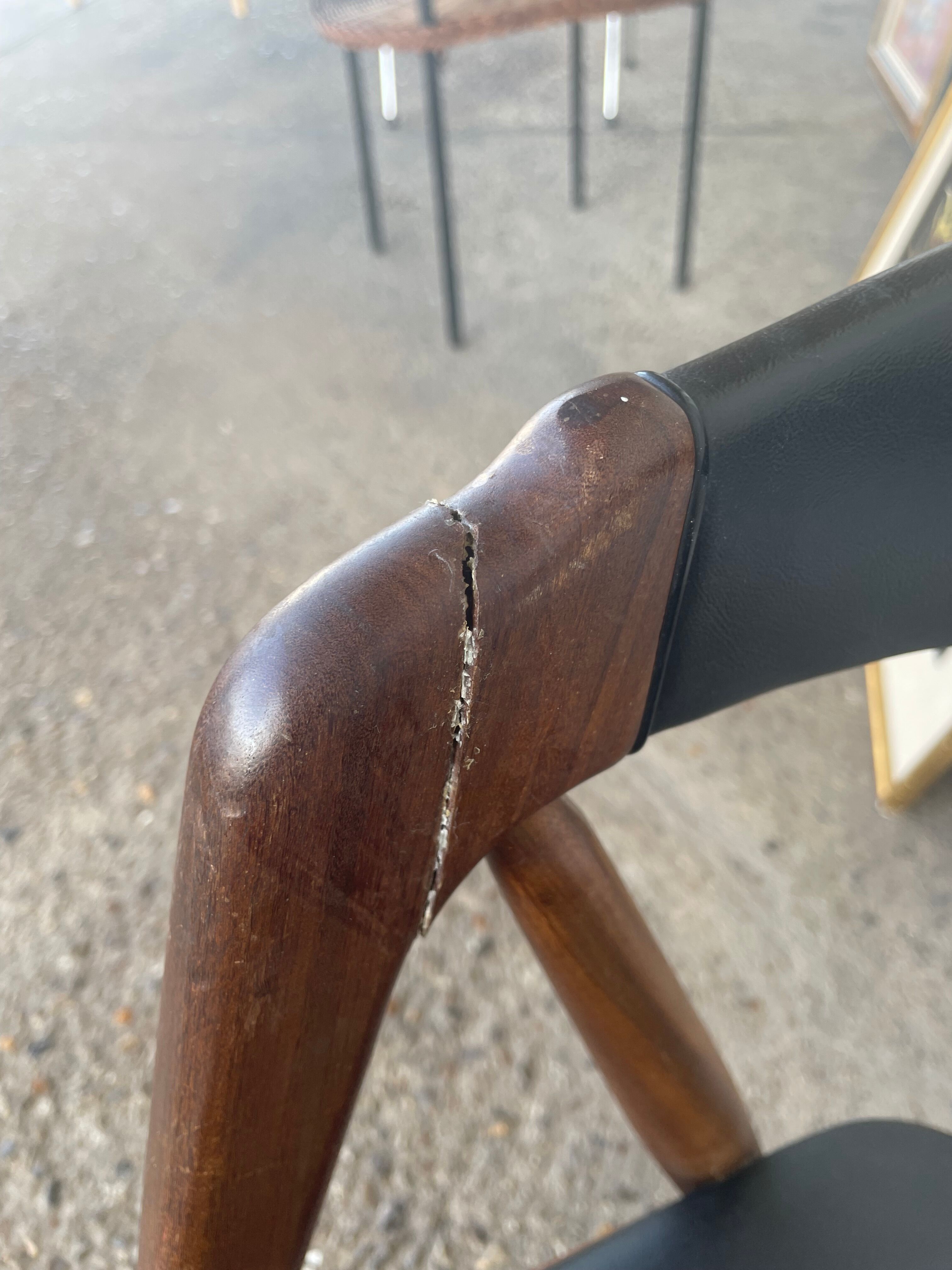 Scandinavian armchairs in skaï