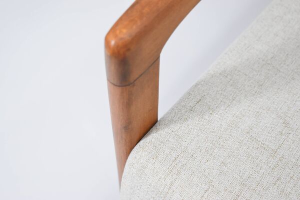 Canapé deux places beige de style scandinave