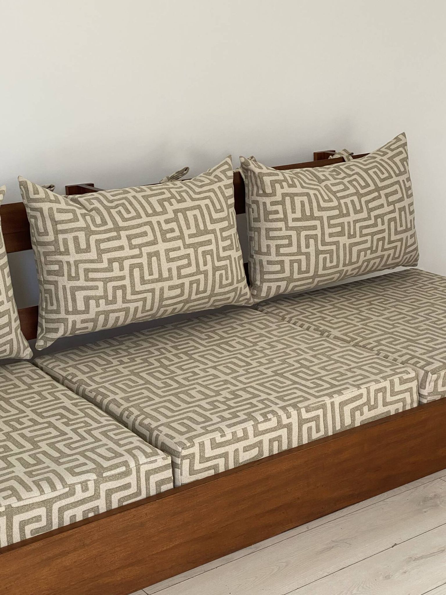 Banquette murale brutaliste