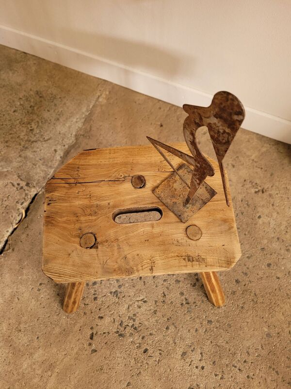 Petit tabouret brutaliste en bois