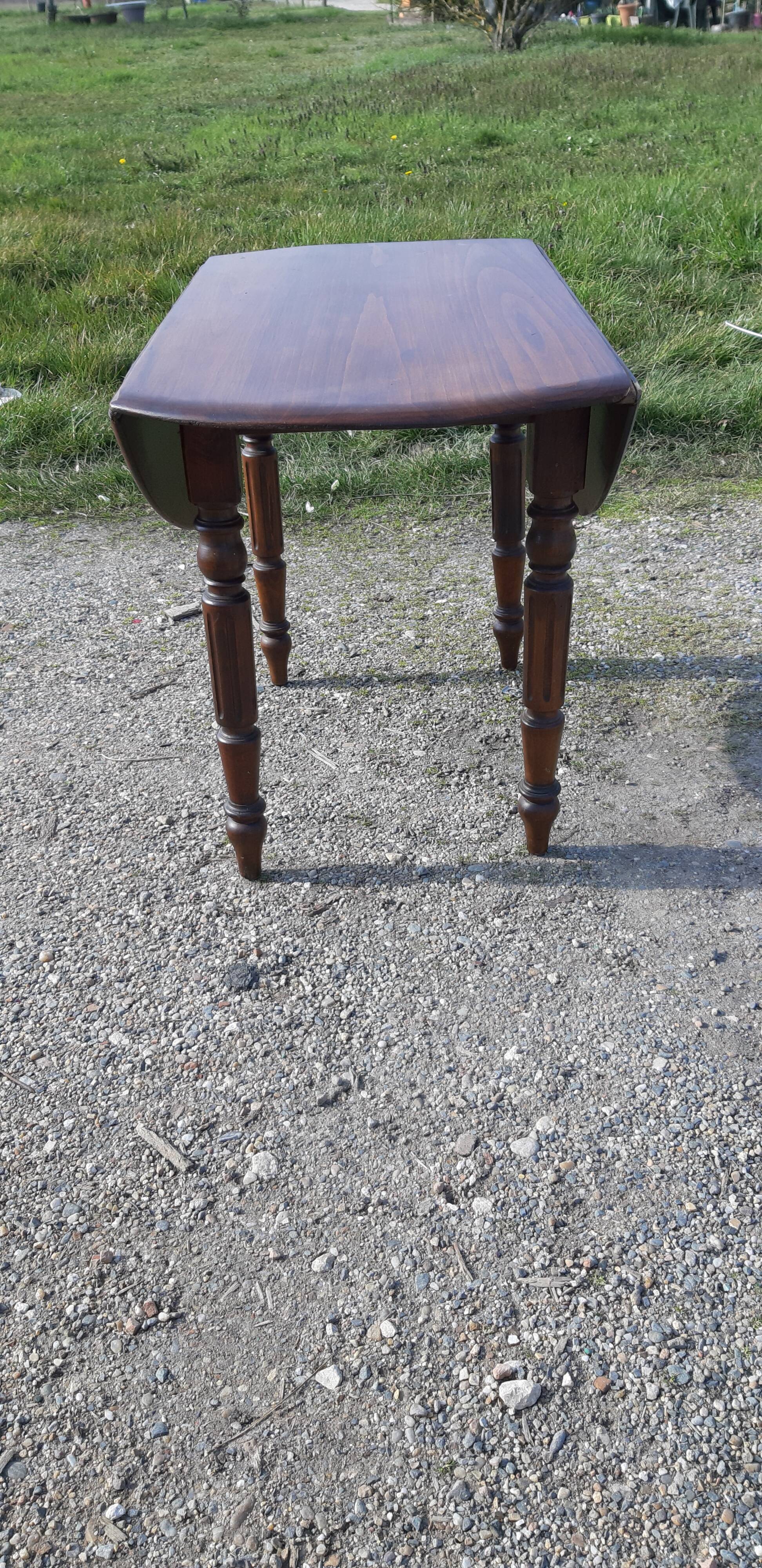 Round table in pine , with flaps