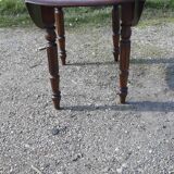 Round table in pine , with flaps