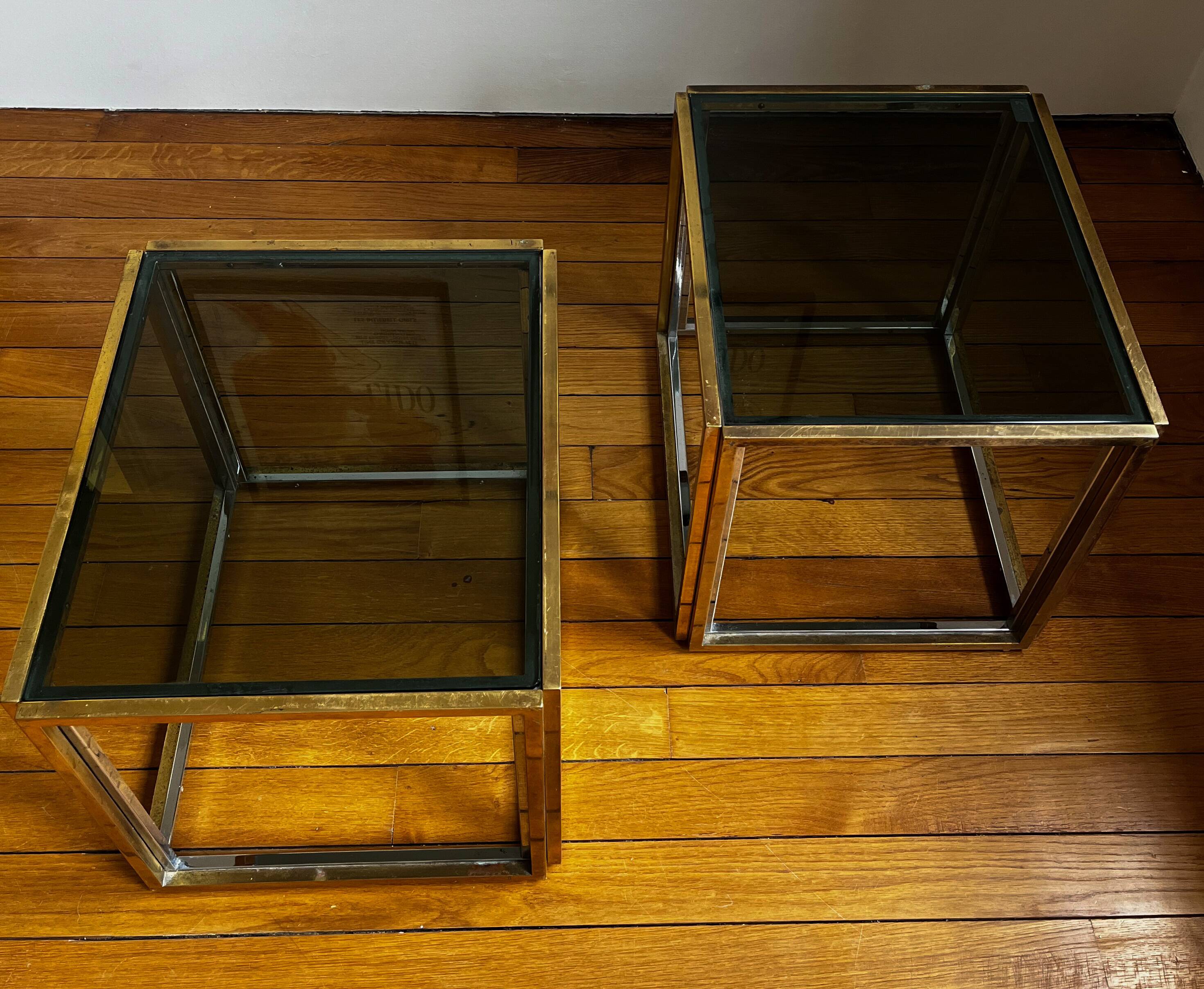 Paire de gueridon / bouts de canapé / chevets, chrome et doré, 1970s