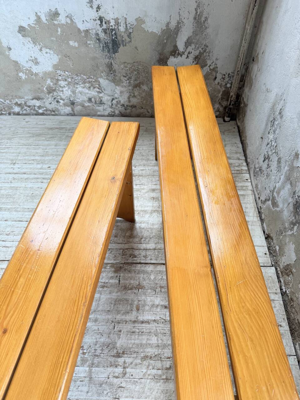 Paire de bancs en pin Charlotte Perriand Les arcs