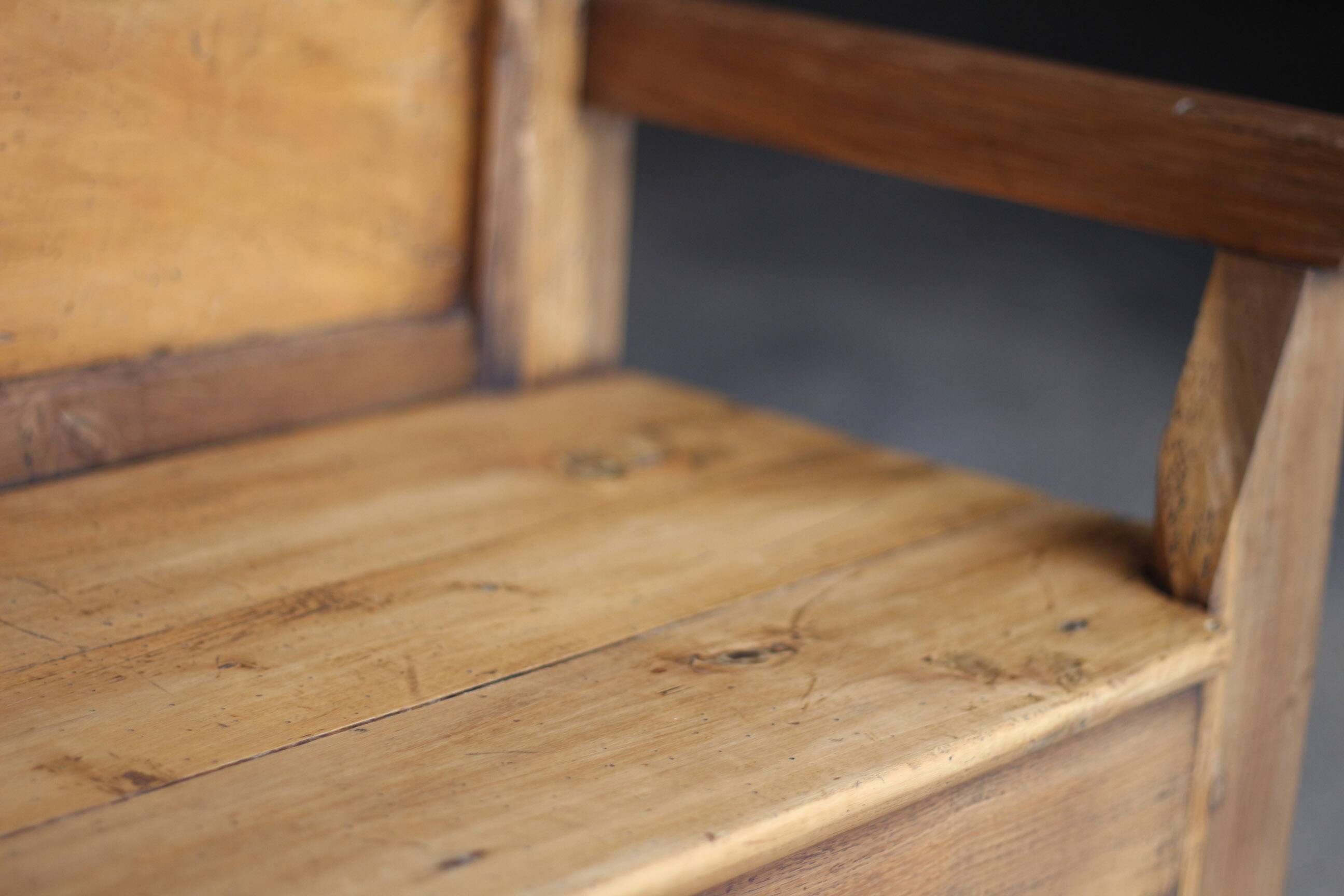 Adorable wooden sacristy bench in light wood. Late 19th century.