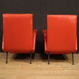 Paire de fauteuils de conception italienne en simili cuir rouge