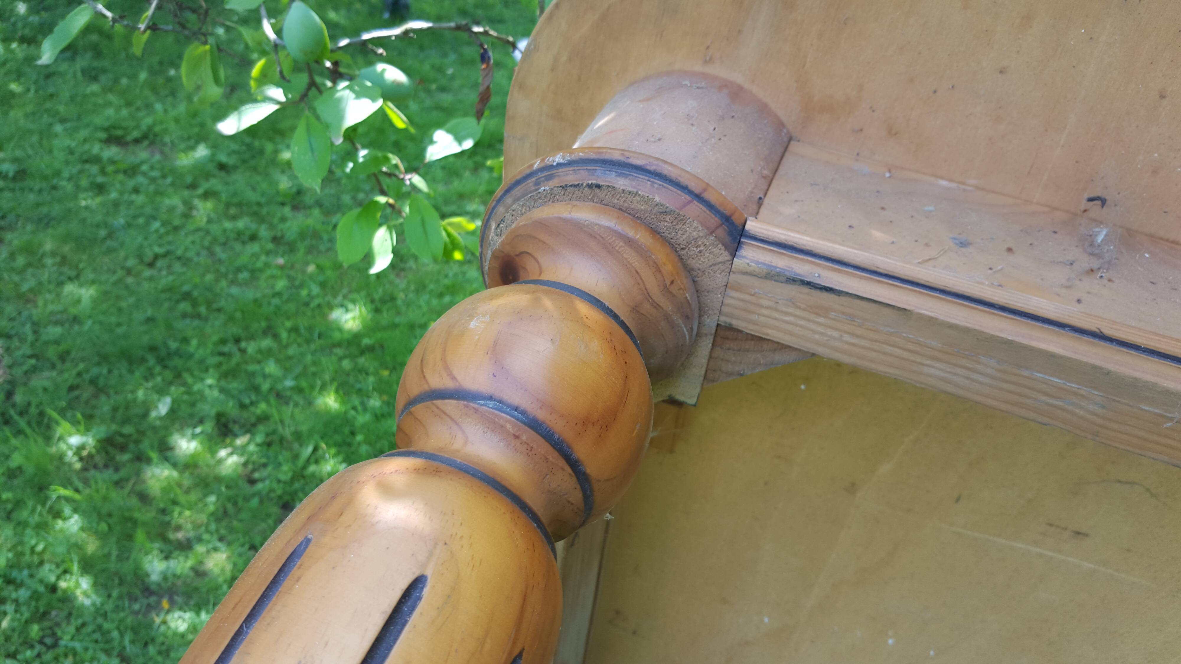 Country table fluted feet and turned