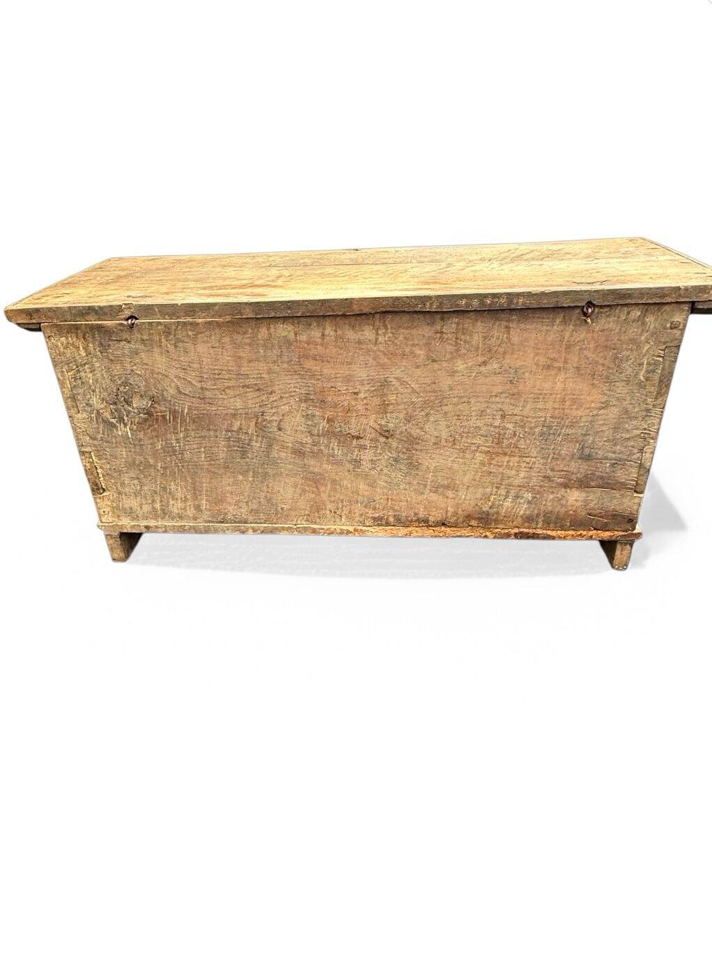 Magnifique coffre de mariage ancien en bois sculpté