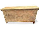 Magnifique coffre de mariage ancien en bois sculpté