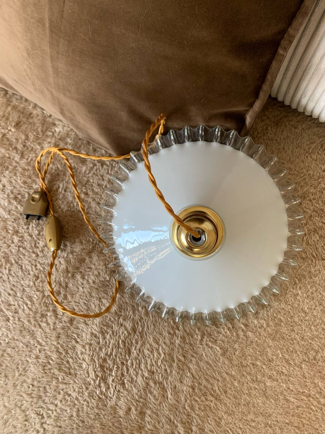 Suspension baladeuse vintage opaline blanche dentelle