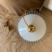 Suspension baladeuse vintage opaline blanche dentelle