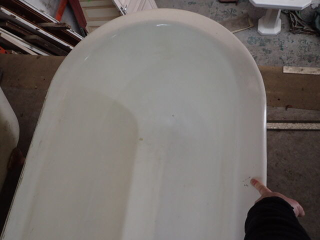 Cast iron island bathtub, on eagle-begged feet
