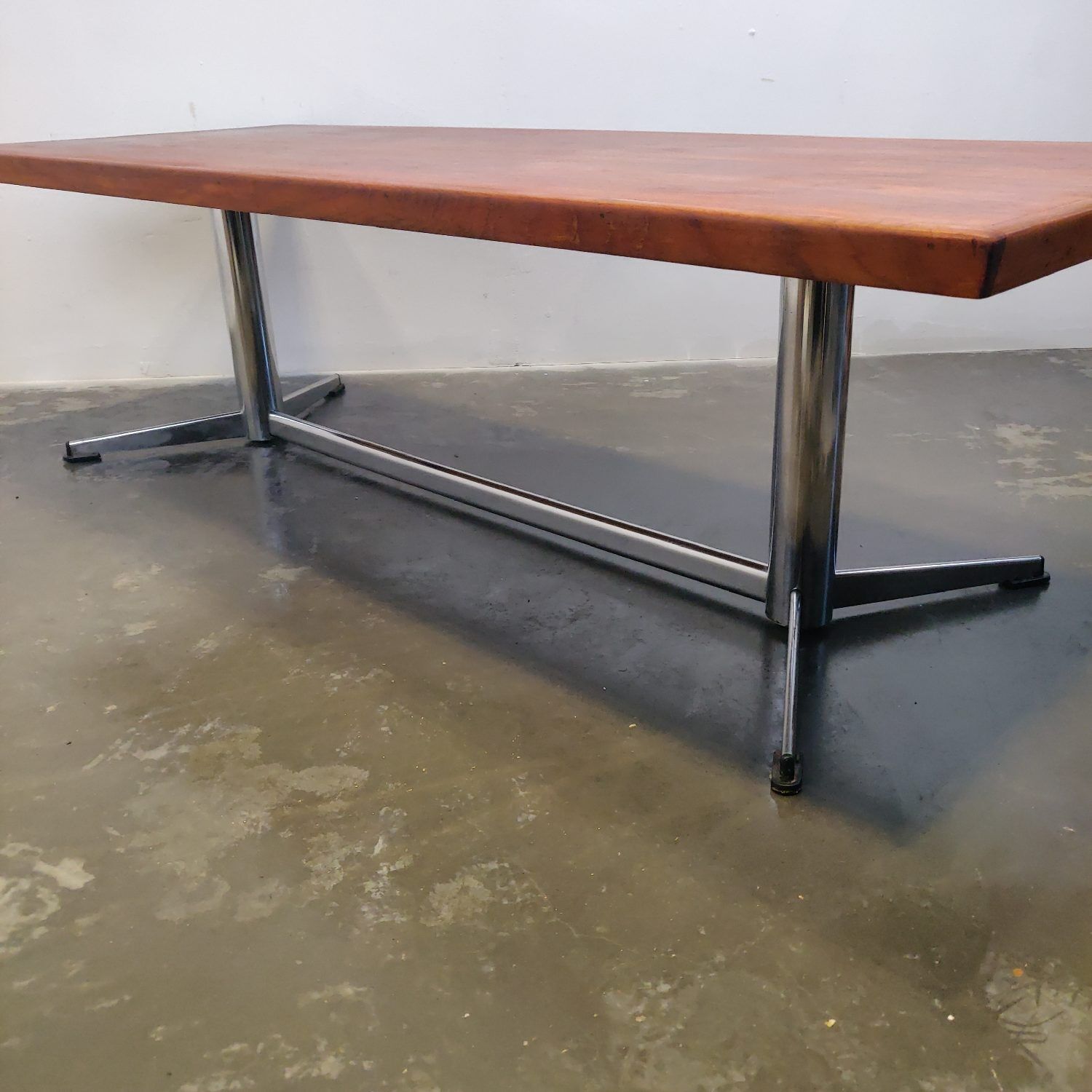 Table basse allongée en teck avec piètement en métal