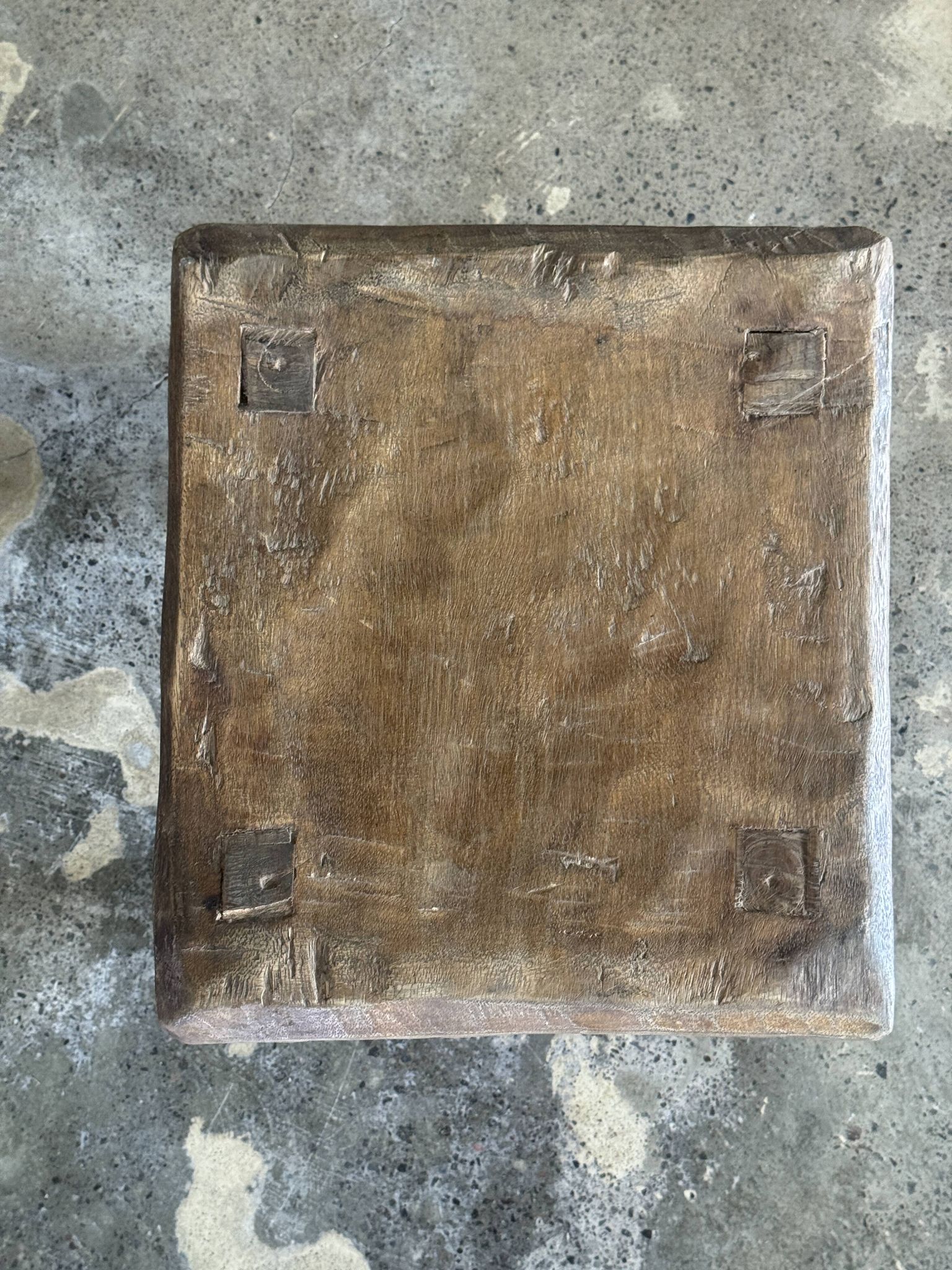 Tabouret d'appoint en teck massif carré assise courbée
