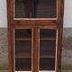Petite armoire vitrée en bois avec porte rentrante